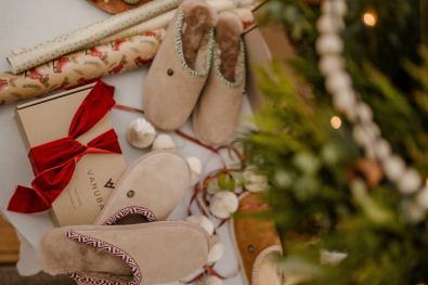 Jak zapakować kapcie na prezent? Inspiracje świąteczne (i nie tylko)